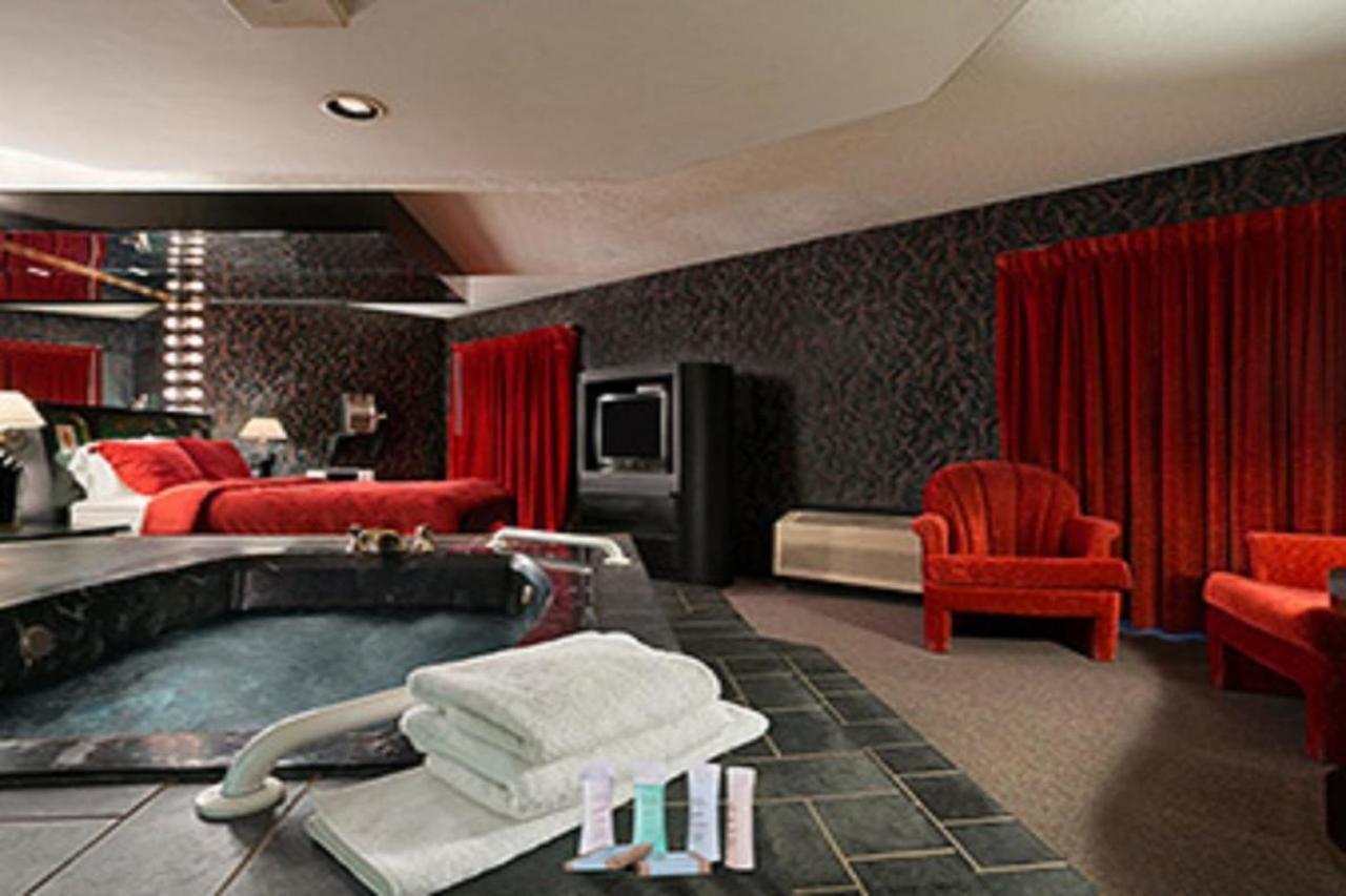 Travelodge Inn & Suites By Wyndham Muscatine Exteriör bild