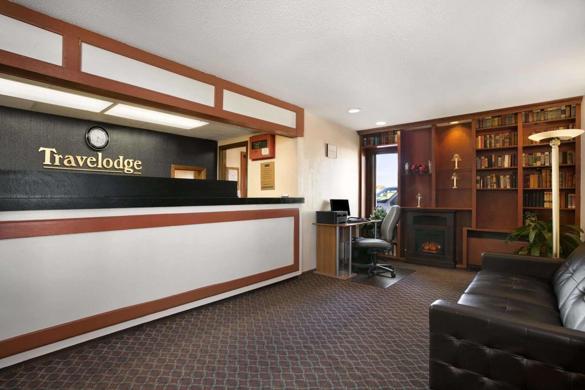 Travelodge Inn & Suites By Wyndham Muscatine Exteriör bild